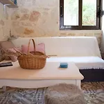 The Secret Ontas, Traditional Stone House Feriehus
