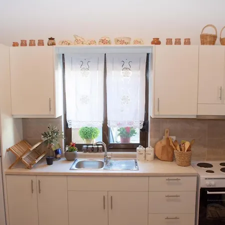 The Secret Ontas, Traditional Stone House Дом отдыха