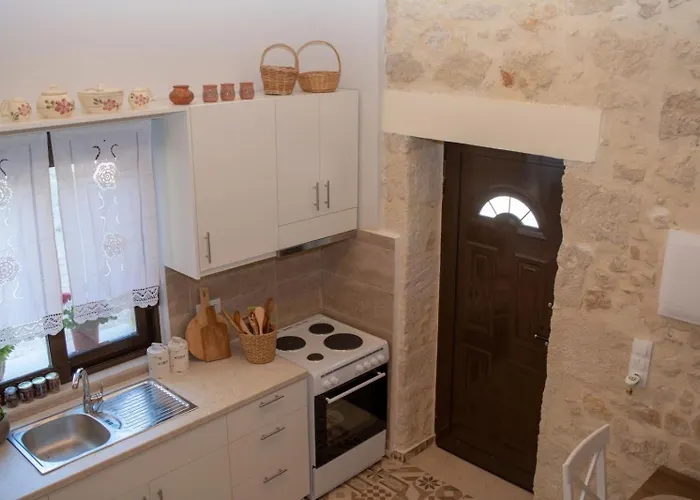 The Secret Ontas, Traditional Stone House *